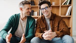 Una pareja de dos hombres conversando animadamente