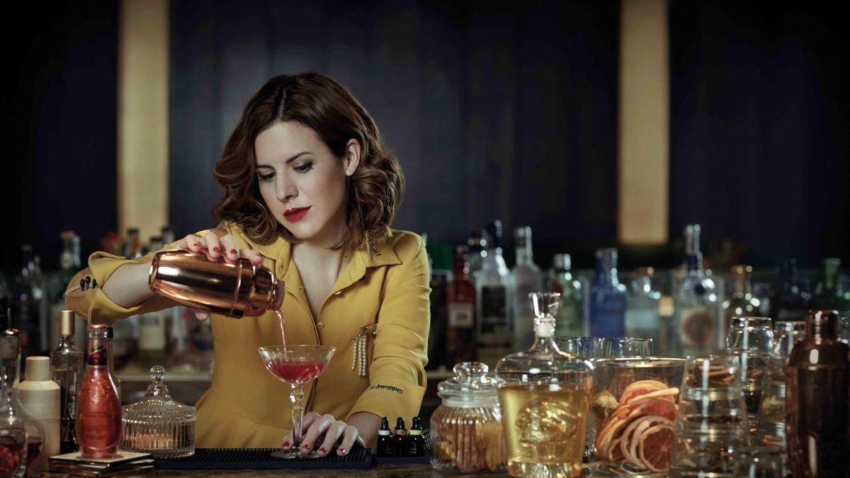 Mujer preparando una bebida refrescante típicad de Córdoba
