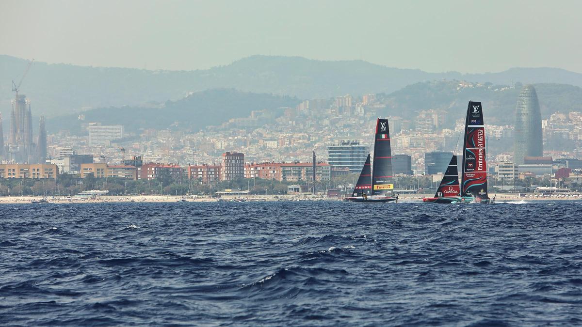 Vista de la costa de Barcelona con la ciudad y sus icónicos edificios de fondo.