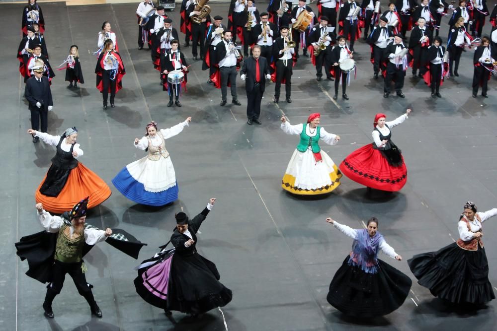 El pabellón de As Travesas acoge el certamen de rondallas, en el que participaron cinco formaciones de música locales.