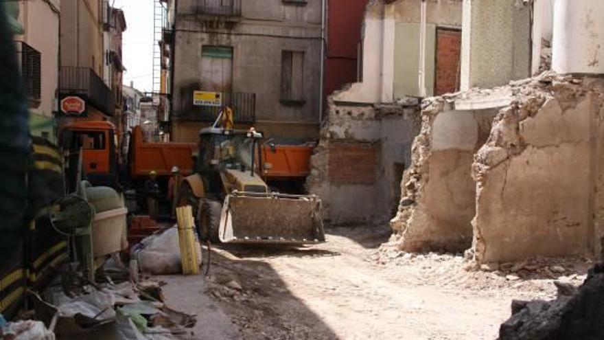 Una màquina, treballant en un habitatge del barri vell d&#039;Olot.