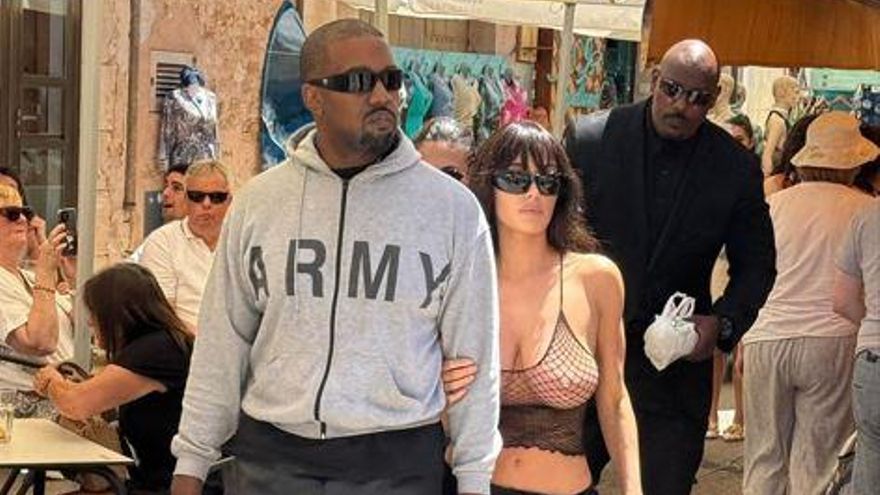 Kanye West in Begleitung seiner Frau Bianca Censori und einem Bodyguard.