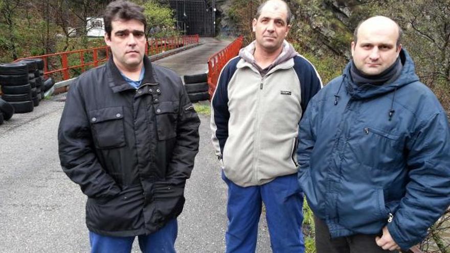 Juan Carlos Abad, José Primo y Ángel Santiago, delante de la boca del pozo de Pilotuerto.