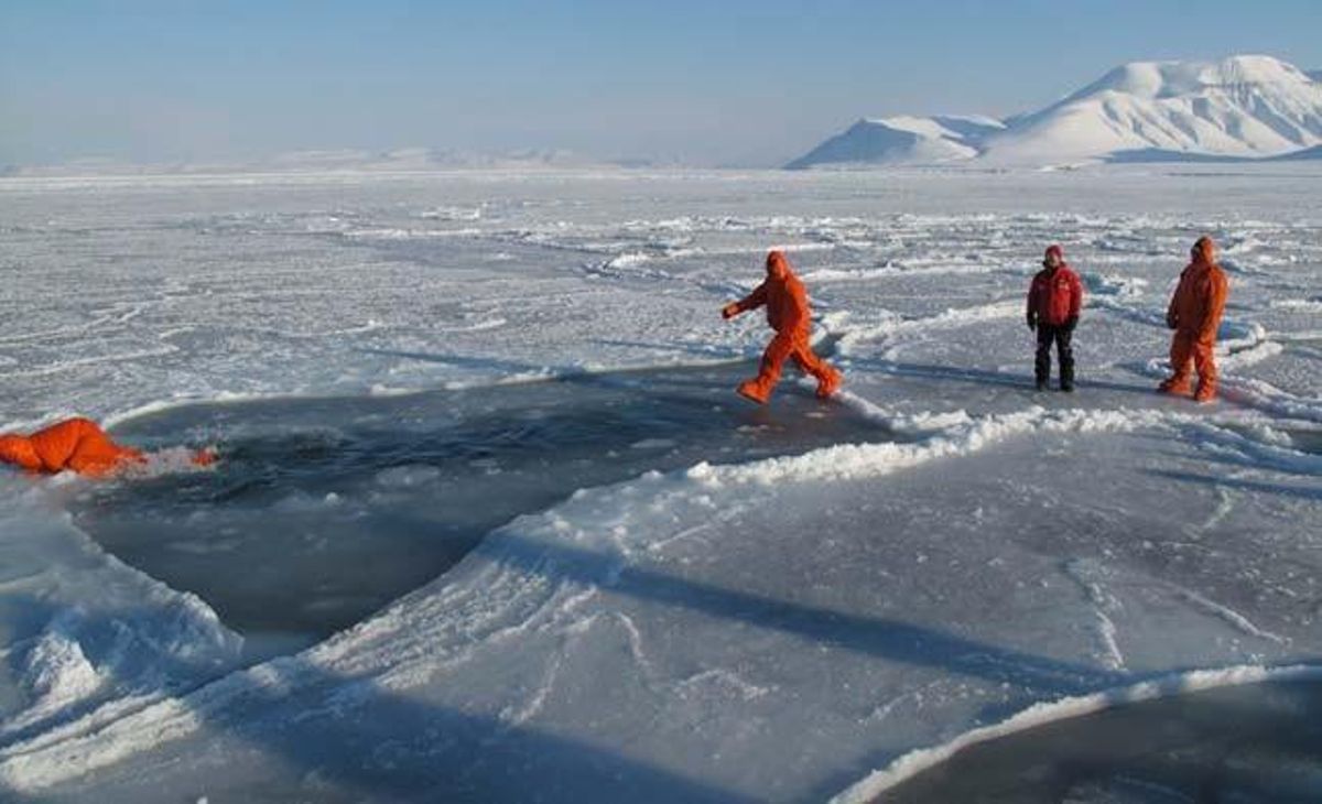 Membres de Walking with the Wounded exercitant-se a Spitsbergen, entre Noruega i el Pol Nord. El príncep Harry, de 26 anys, acompanyarà l’equip durant els primers cinc dies de la seva expedició de quatre setmanes.