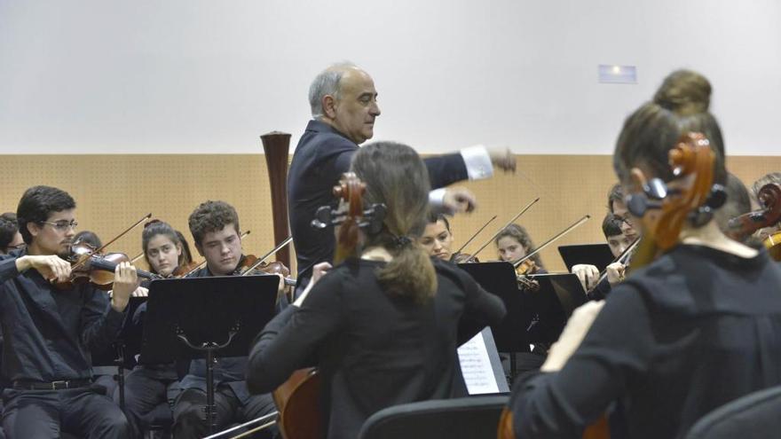 Zumalave dirige la orquesta de la Escuela de Altos Estudos Musicais. // FdV