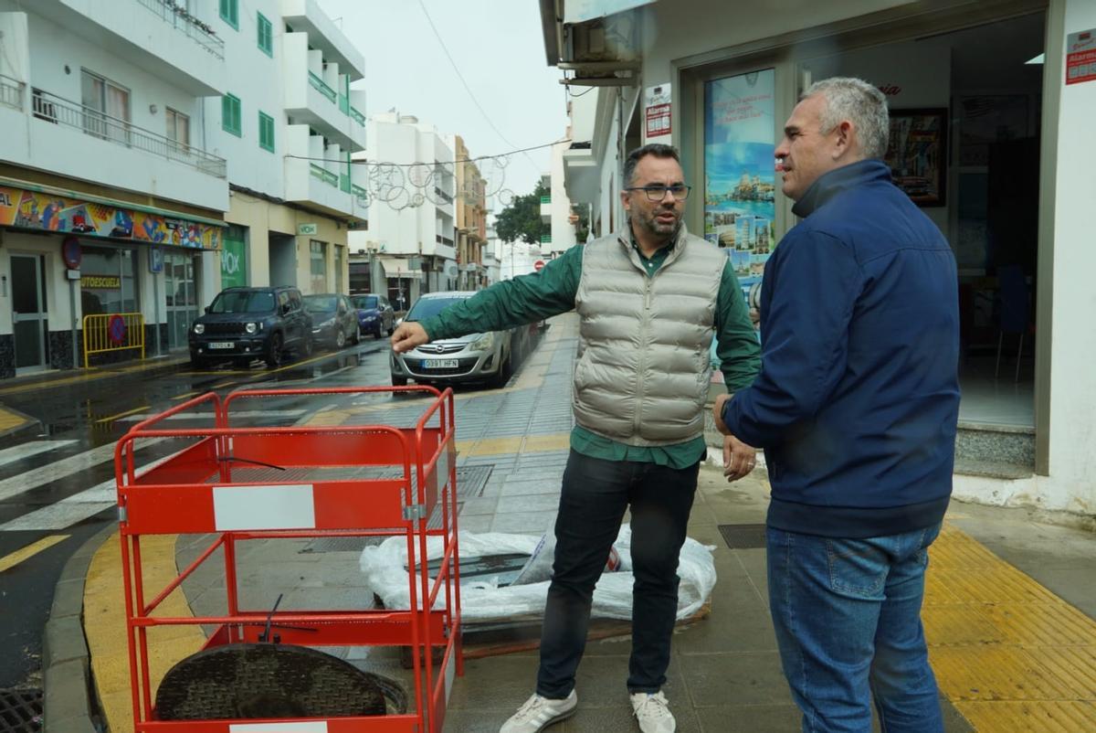 Echedey Eugenio y Jacobo Lemes, este viernes, en el barrio de La Vega, en Arrecife