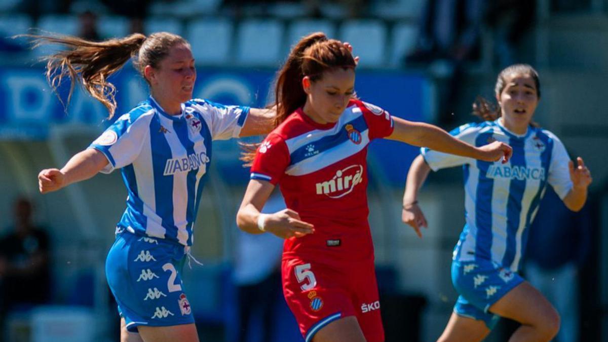 Aroa persigue a una jugadora del Espanyol. |  // CASTELEIRO / ROLLER AGENCIA