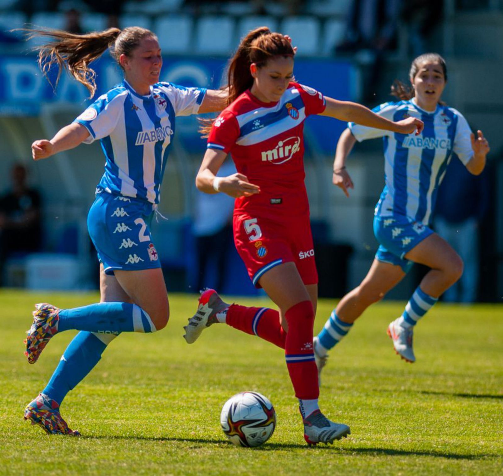 Aroa persigue a una jugadora del Espanyol. 