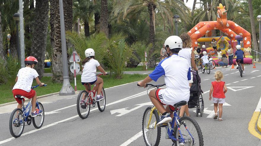 Los agentes han podido disfrutar con sus hijos en el circuito del parque infantil