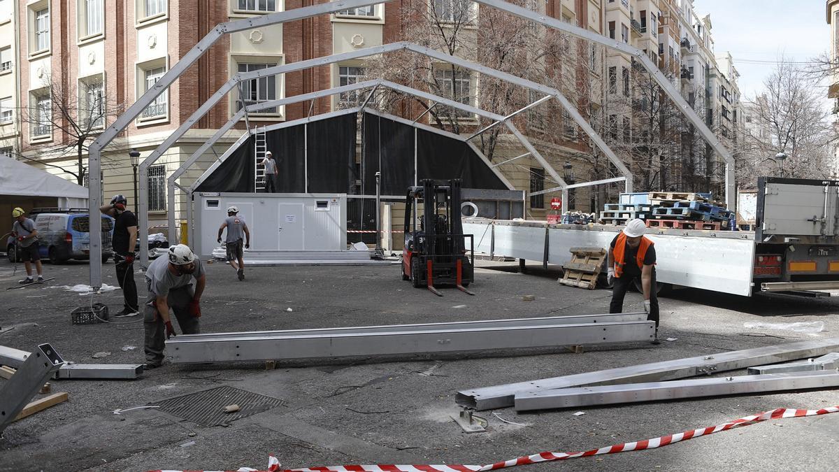 Montaje de carpas en las pasadas Fallas de València.