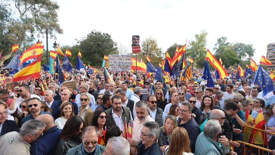 Miles de manifestantes se concentran ya en la Plaza del Temple convocados por el PP