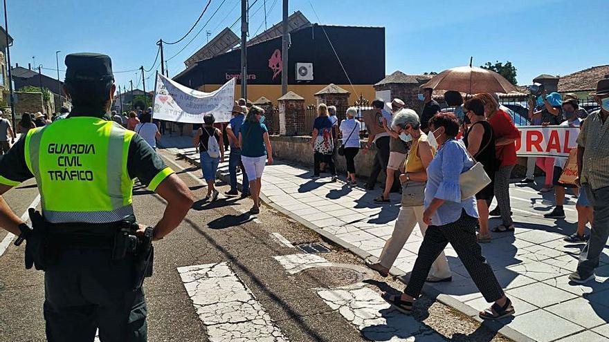 Los sayagueses se dirigen hacia la carretera. | Cedida