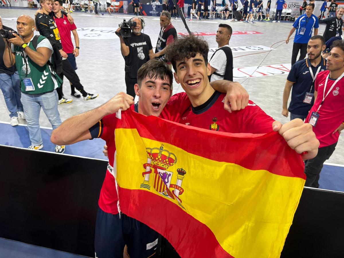 Hugo Vila y Anselmo Collado celebran el éxito español.