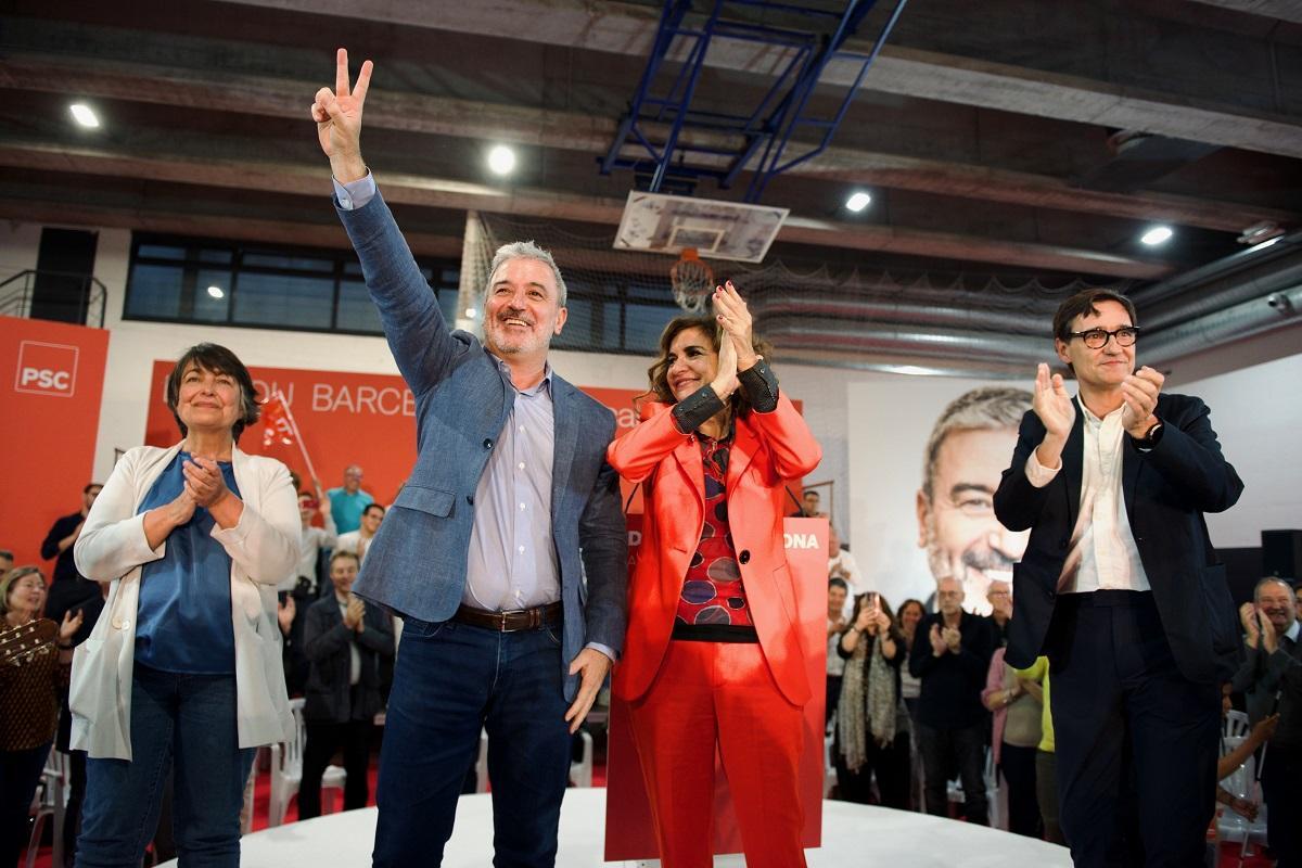 El alcaldable de Barcelona, Jaume Collboni, con la ministra María Jesús Montero, el líder del PSC, Salvador Illa, y la concejal Rosa Alarcón