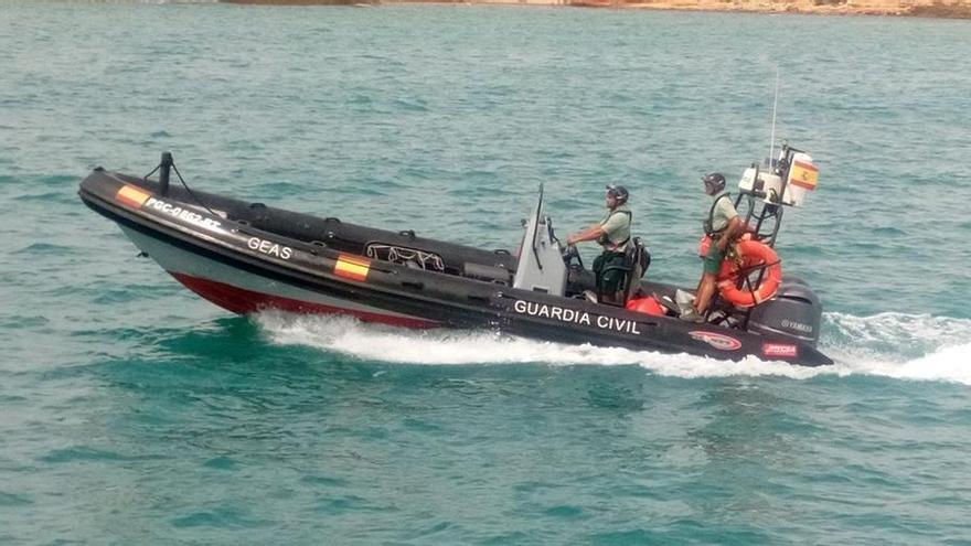 La lancha del GEAS de la Guardia Civil buscando más cuerpos en el litoral.