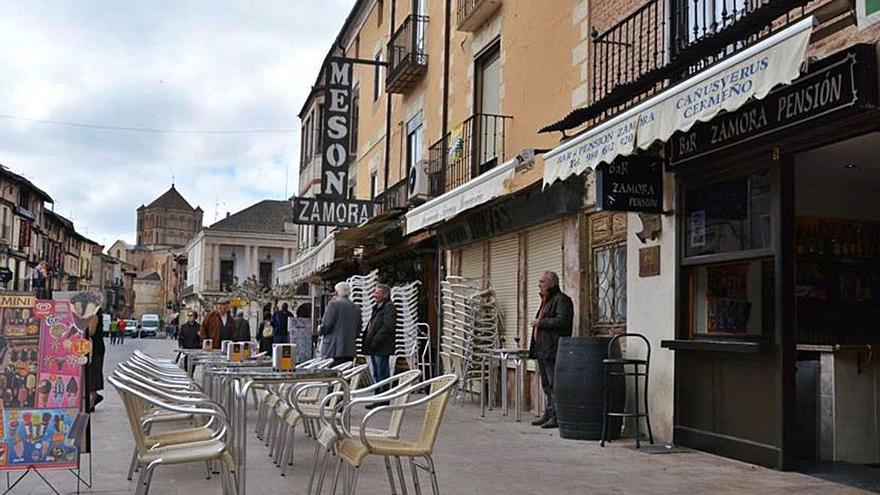 Terraza vacía en la conocida calle Puerta del Mercado de Toro. | I. F.