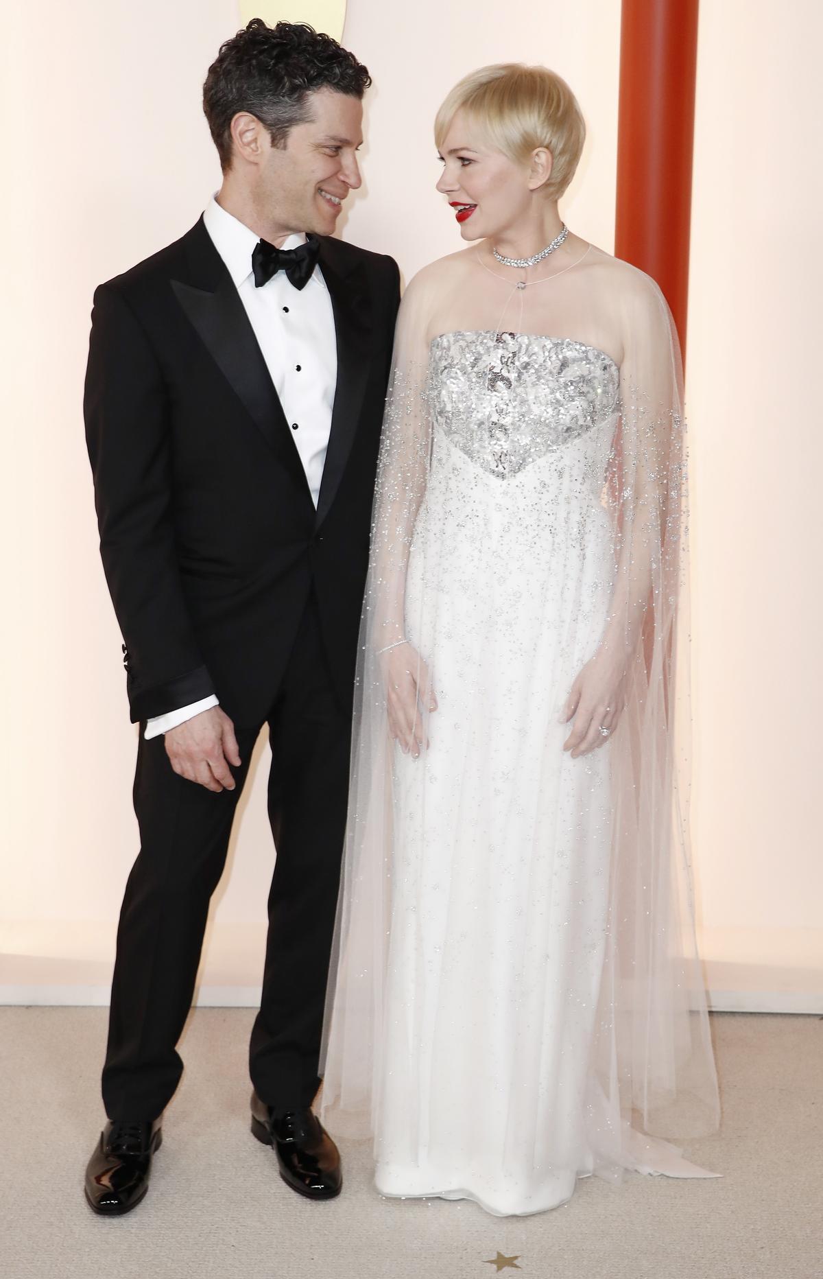 Hollywood (United States), 12/03/2023.- Thomas Kail (L) and Michelle Williams (R) arrive for the 95th annual Academy Awards ceremony at the Dolby Theatre in Hollywood, Los Angeles, California, USA, 12 March 2023. The Oscars are presented for outstanding individual or collective efforts in filmmaking in 24 categories. (Estados Unidos) EFE/EPA/CAROLINE BREHMAN