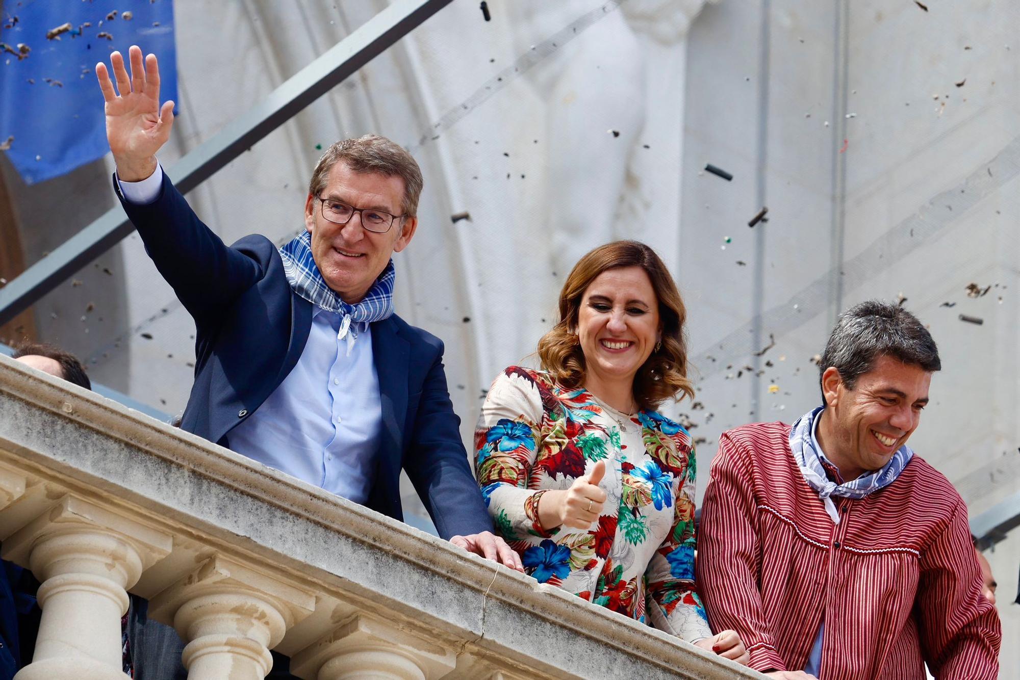 Feijóo, Catalá y Mazón en el balcón del Ayuntamiento de València