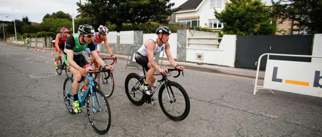 Un grupo de participantes en el duatlón, a su paso por una de las calles de Salinas.