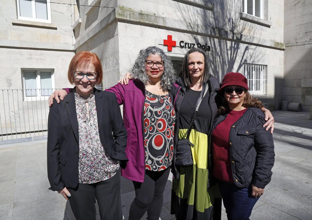 De izq. a dcha., Jesusa, Cira Antonieta, Chus de la Iglesia y María Victoria, frente a la sede de Cruz Roja en Vigo.