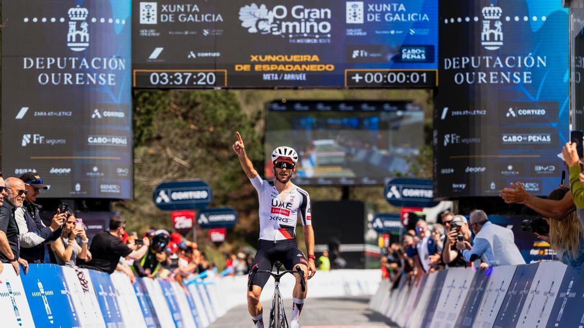 Adam Yates gana la cuarta etapa de la ronda gallega.