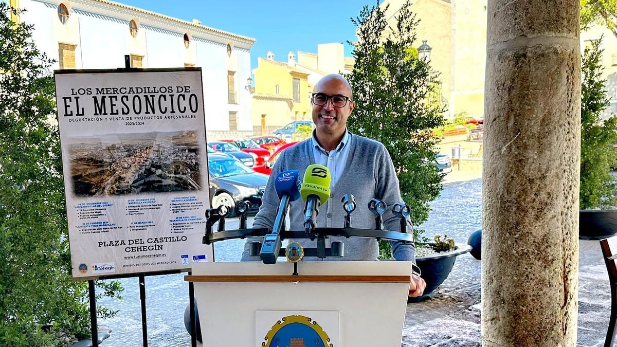 El edil José Antonio Zafra presentando el Mercado