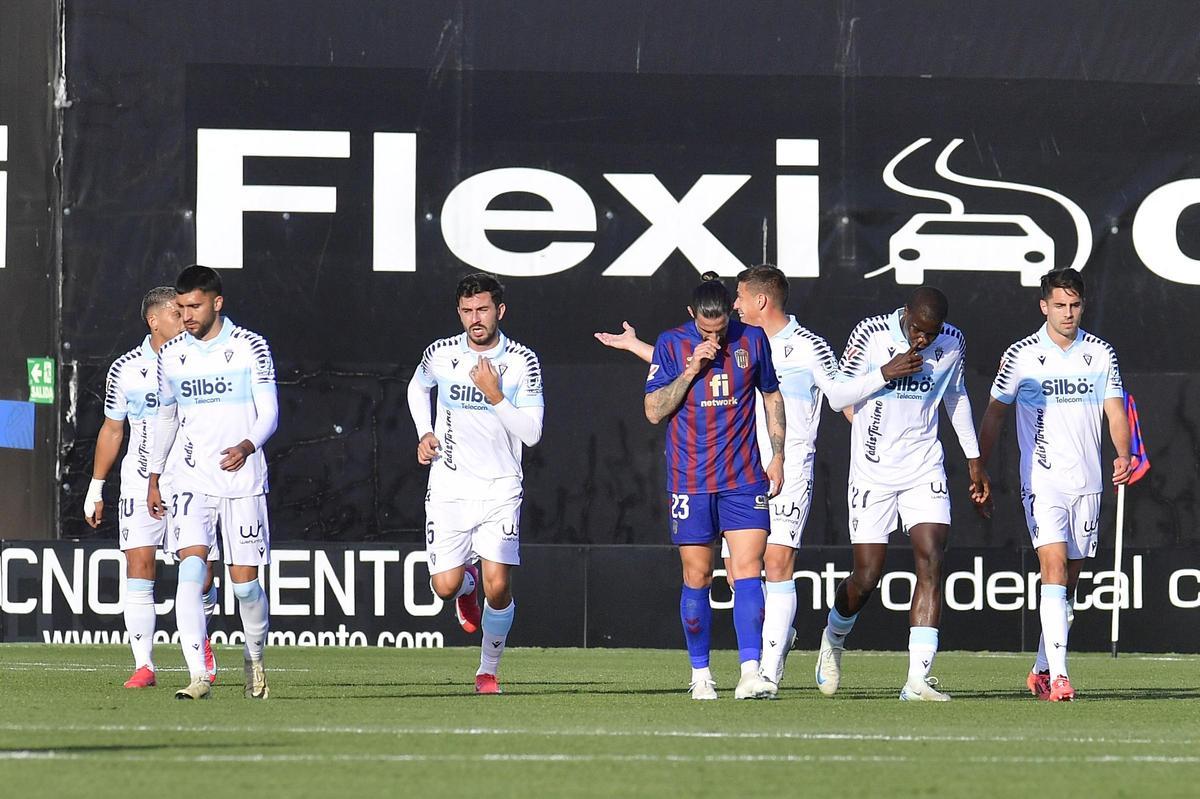 Eldense-Cádiz: El Eldense de Ponz toca fondo (1-4)