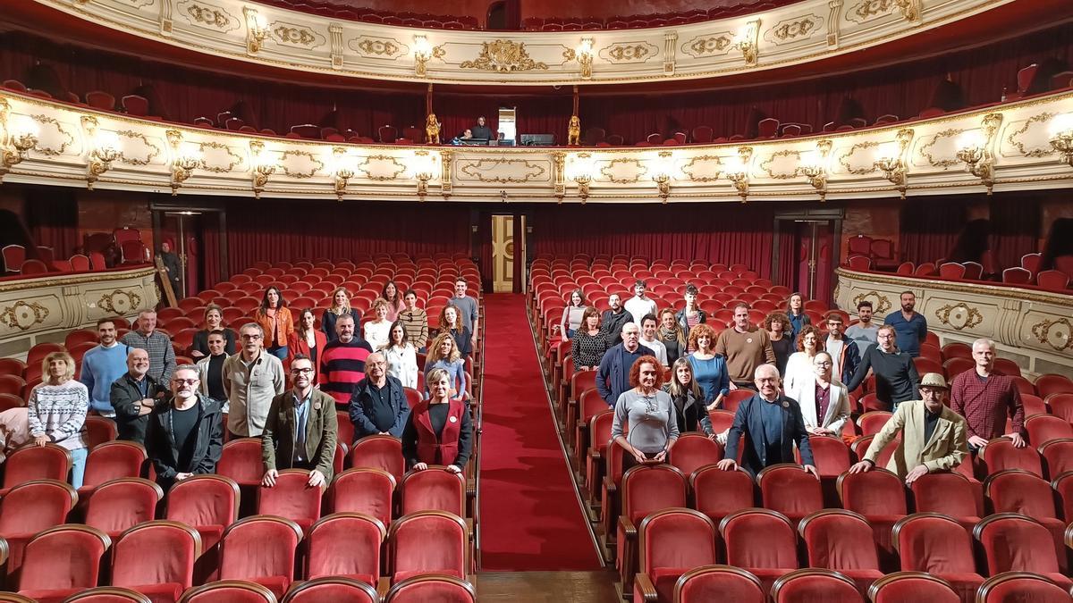 Joanfra Rozalén, a la derecha con sombrero, con Raquel Tamarit y todos los nominados a estos premios.