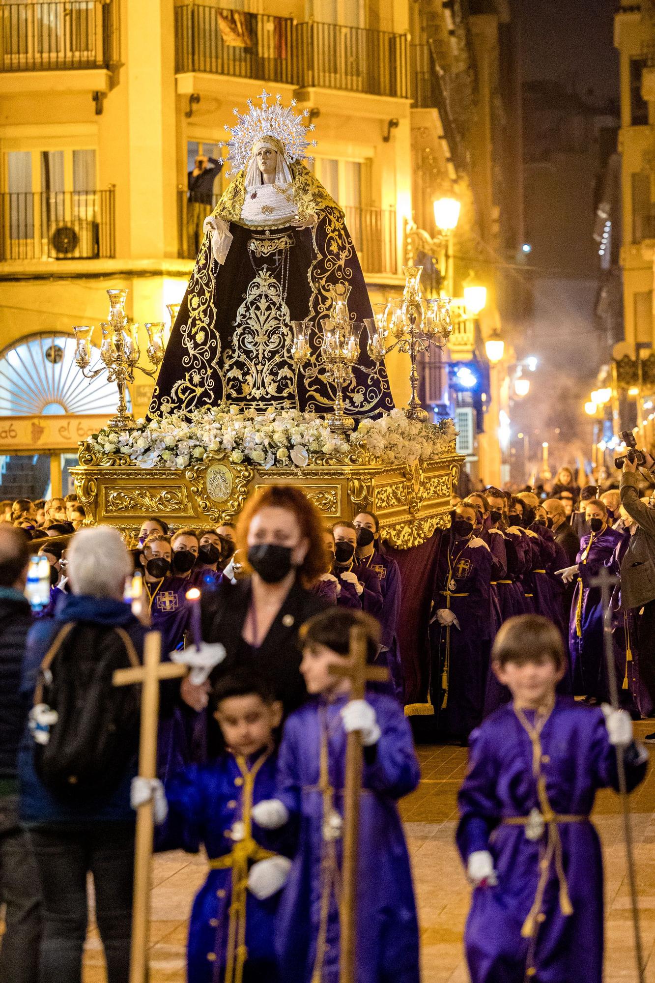 Nuestro Padre Jesús La hermandad de Nuestro Padre Jesús cierra esta jornada con la salida, tras dos años de parón por la pandemia, de la procesión desde la Concatedral de San Nicolás con la imagen titular del Nazareno con la cruz, anónimo de Escuela Valenciana que data de 1942; y la Santísima Virgen de las Penas, obra de Víctor García Villalgordo en 2008, ambas en sus tronos recién restaurados pues la corporación fundada en 1941 ha aprovechado para modernizar las estructuras que dan soporte a las esculturas por las calles.