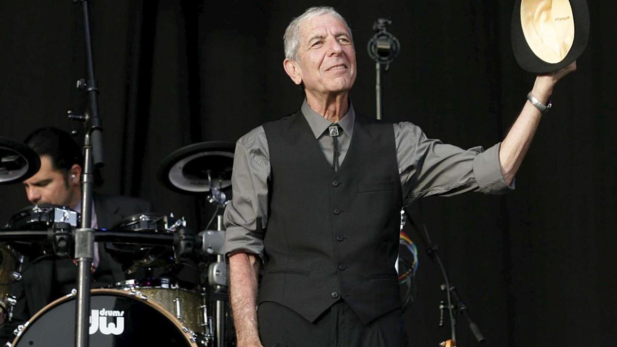 Leonard Cohen saluda al público en una de sus actuaciones en directo. / El Correo