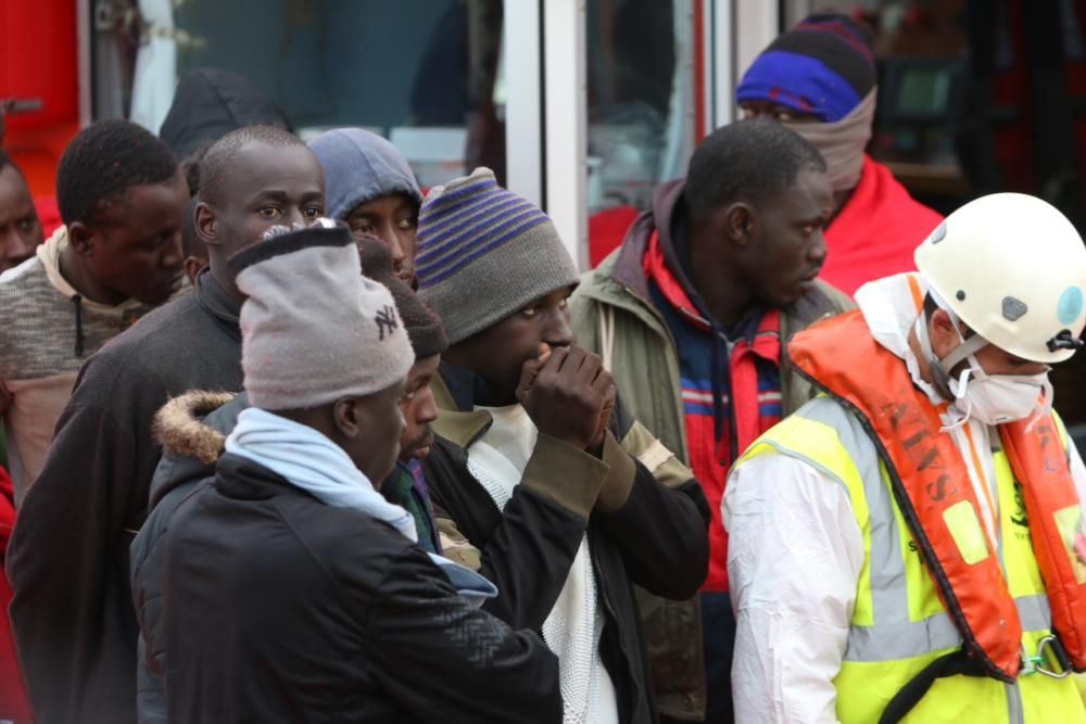 Los 54 inmigrantes rescatados en una patera en el mar de Alborán han llegado al puerto de Málaga sobre las 17h.