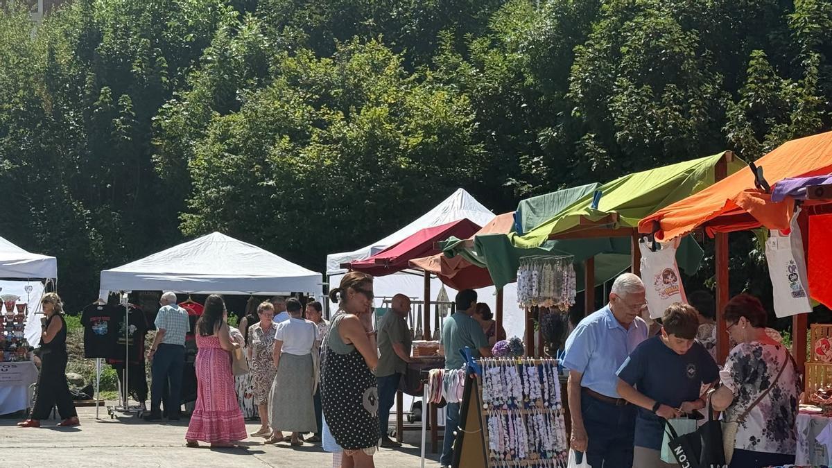 Vendedores y curiosos en el XI Mercao Gastro-Cultural Güerna-Payares