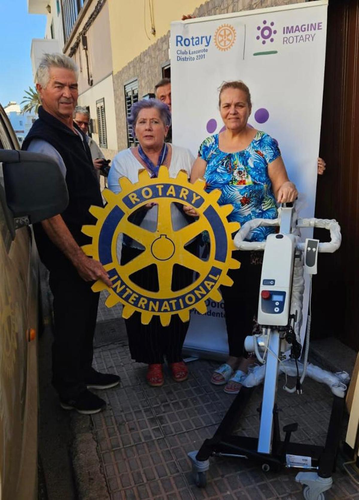 Algunos de los enseres donados por Rotary Club Lanzarote a la familia Pereira Mesa.