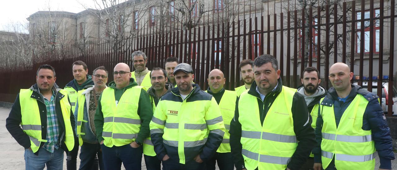 Trabajadores de Ganomagoga, este martes ante el Parlamento gallego.