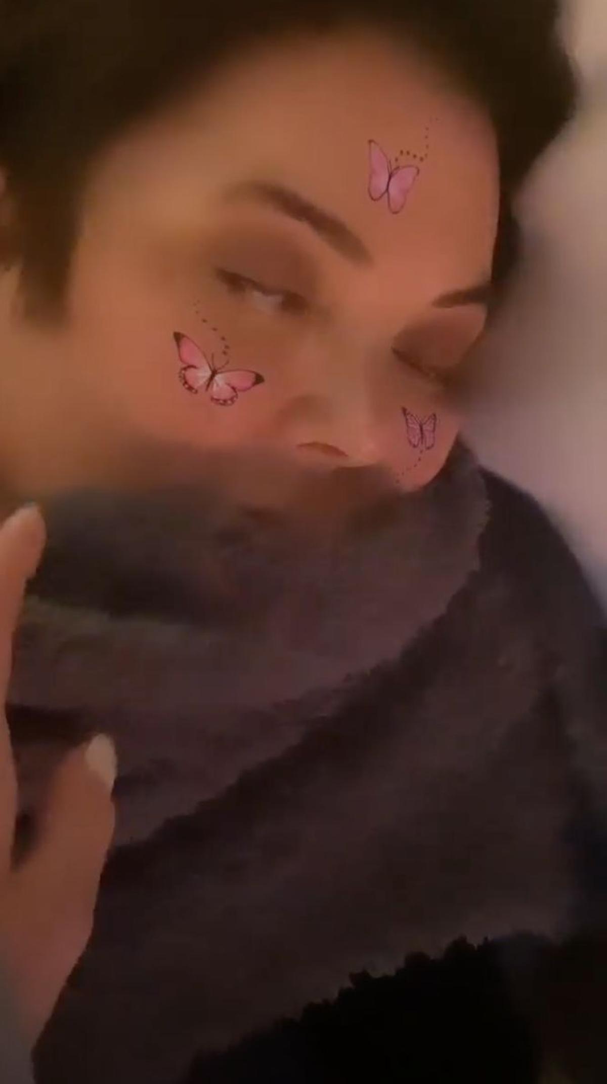 Kris Jenner dormida en el sofá con filtro de Instagram