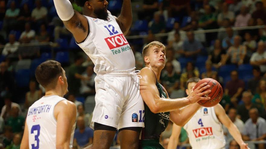 Gerum, en la pintura en el partido ante el Buducnost.