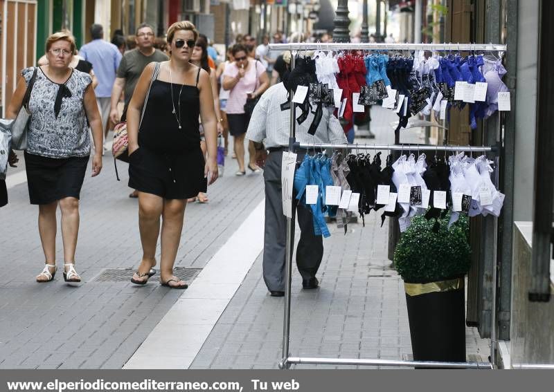 GALERÍA DE FOTOS- Vila-real disfruta del último mes de rebajas