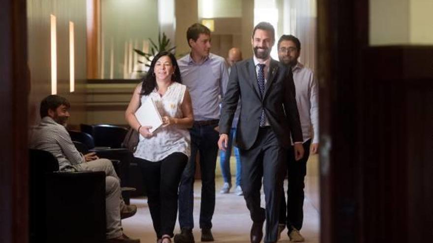 En primer terme, la bagenca Adriana Delgado, secretària quarta de la Mesa i el president Roger Torrent