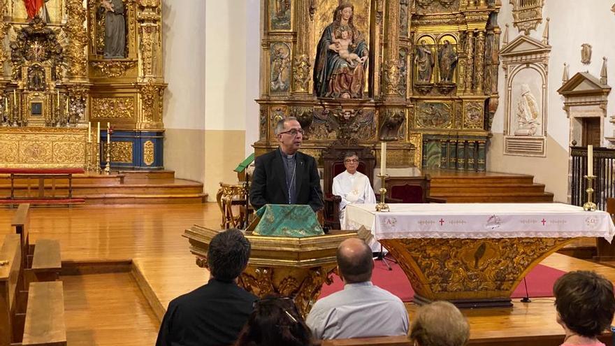 El obispo de Zamora, Fernando Valera, se dirige a los integrantes de la Asociación en la seo zamorana.