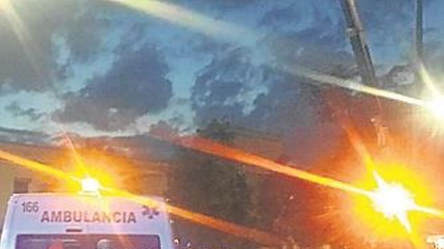 Un vehículo choca contra una farola en la autopista