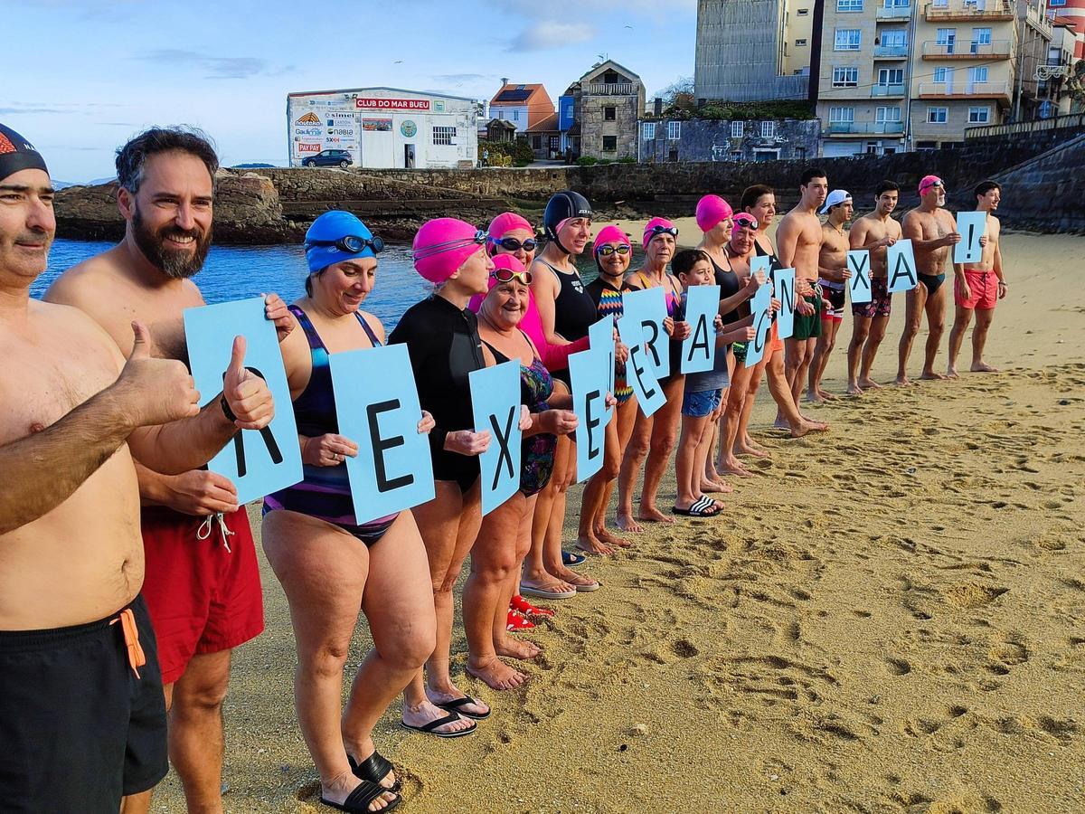 Un chapuzón reivindicativo en Pescadoira (Bueu) por el Día de Reyes Un chapuzón reivindicativo en Pescadoira (Bueu) por el Día de Reyes