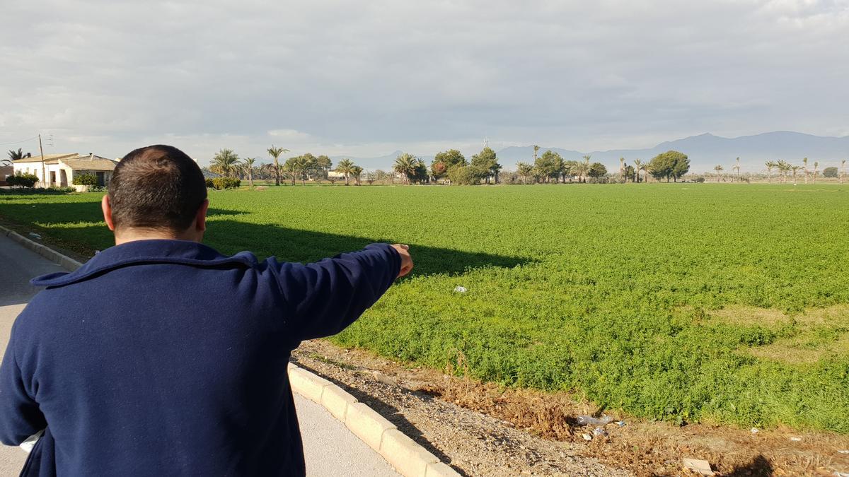 Un vecino de San Felipe Neri señala unos terrenos de la pedanía de Crevillent