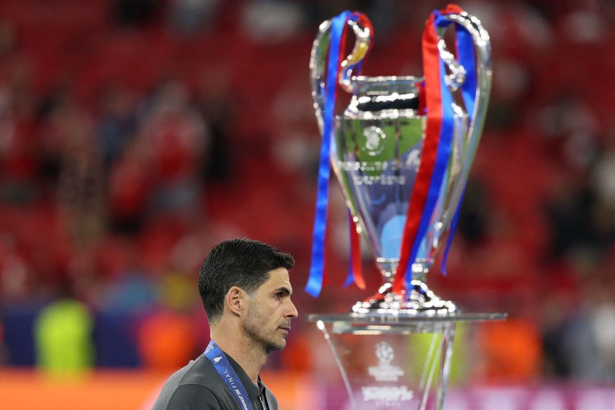 Mikel Arteta pasa al lado del trofeo  en el reparto de medallas tras la final.