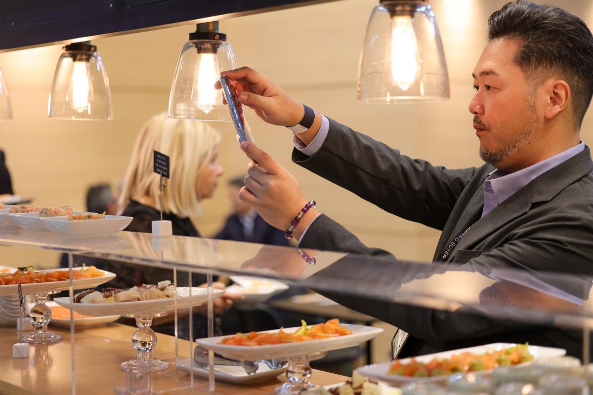 Un visitante de Alimentaria en un expositor del pabellón Horeca.