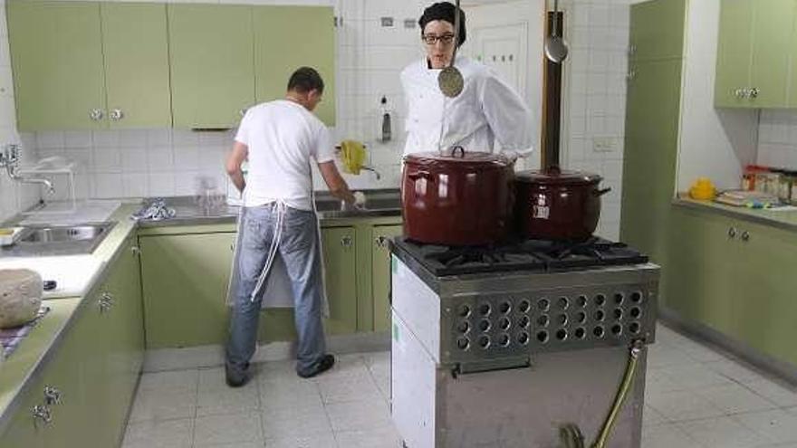 Cocinando, para el comedor social de Cáritas // Iñaki Osorio