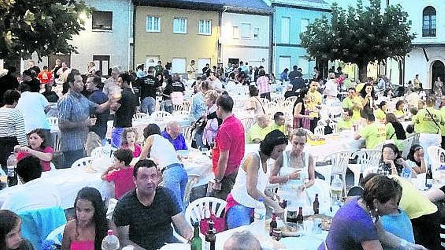 Asistentes a la cena en el parque de San Juan de la Arena.