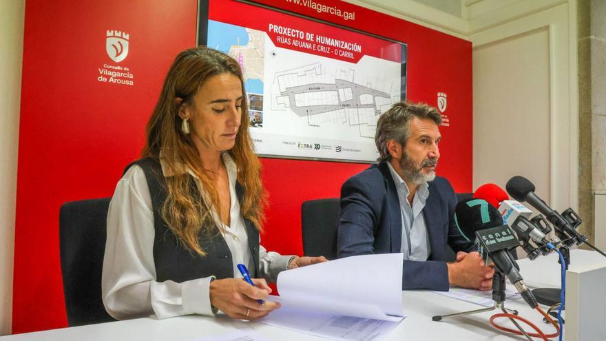 En primer término, Paola María, concejala de Educación. | Iñaki Abella