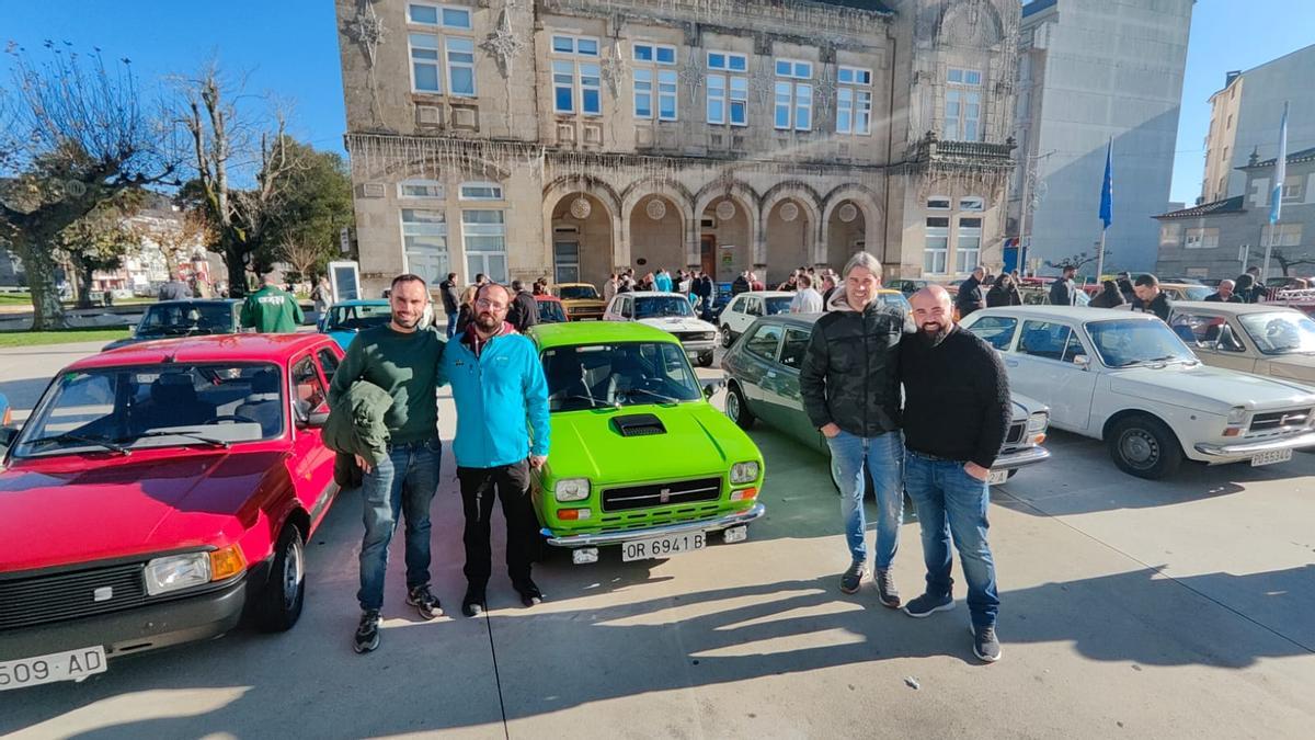 Algún dos socios do Club Seat 127, o sábado na Praza do Concello ante os automóbiles.