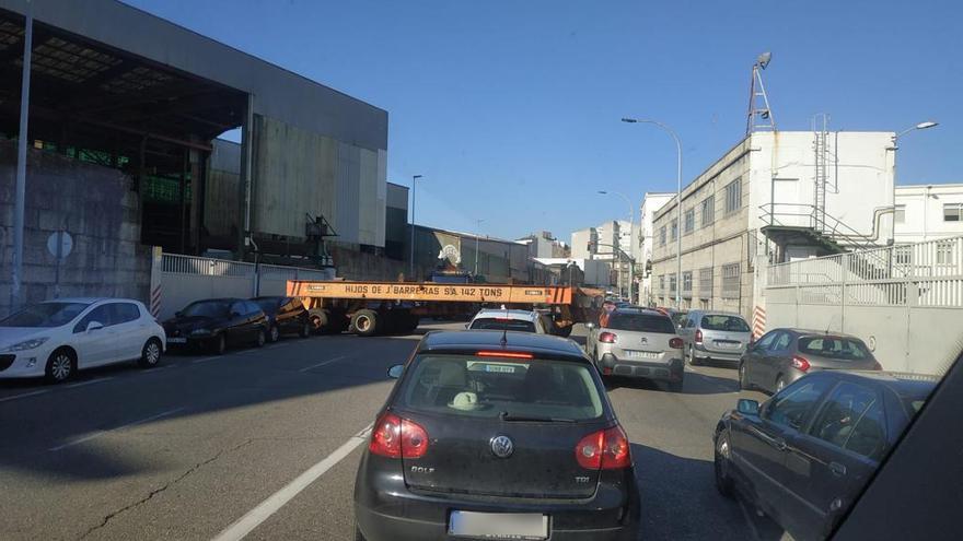 Un vehículo para el transporte de grandes tonelajes apareció hoy atravesado en la avenida de Beiramar.