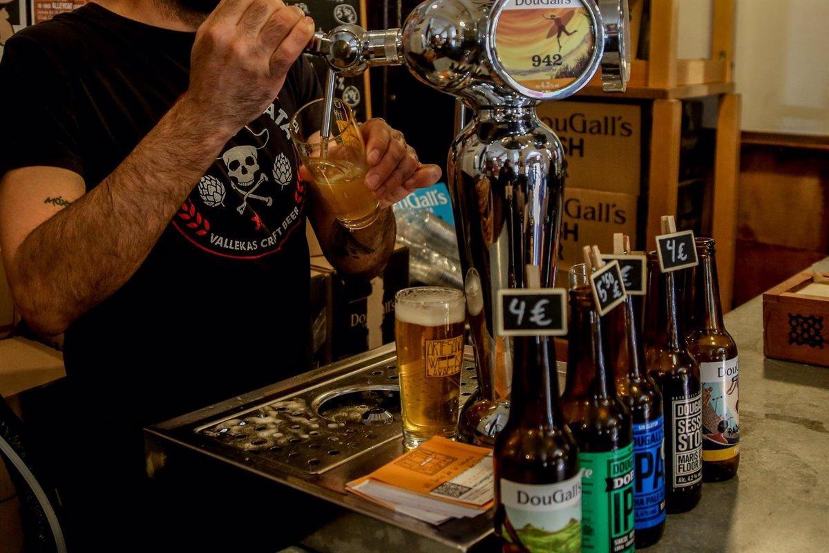 Un camarero tira una cerveza artesanal en uno de los bares que participan en Artesana Week Lavapiés